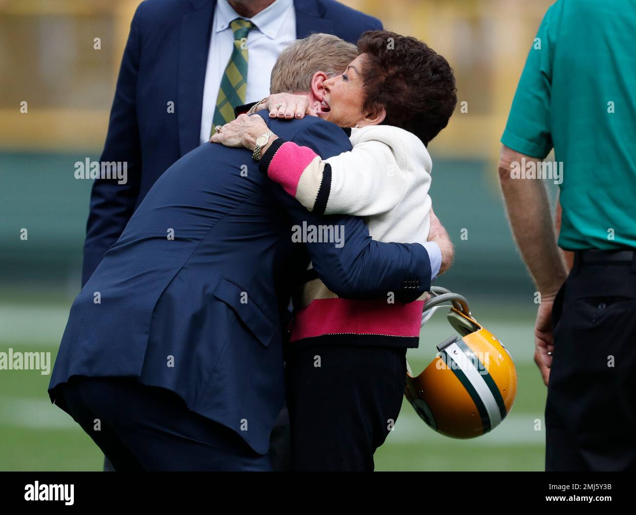 Cindy Starr, wife of former Green Bay Packers Bart Starr, is hugged by