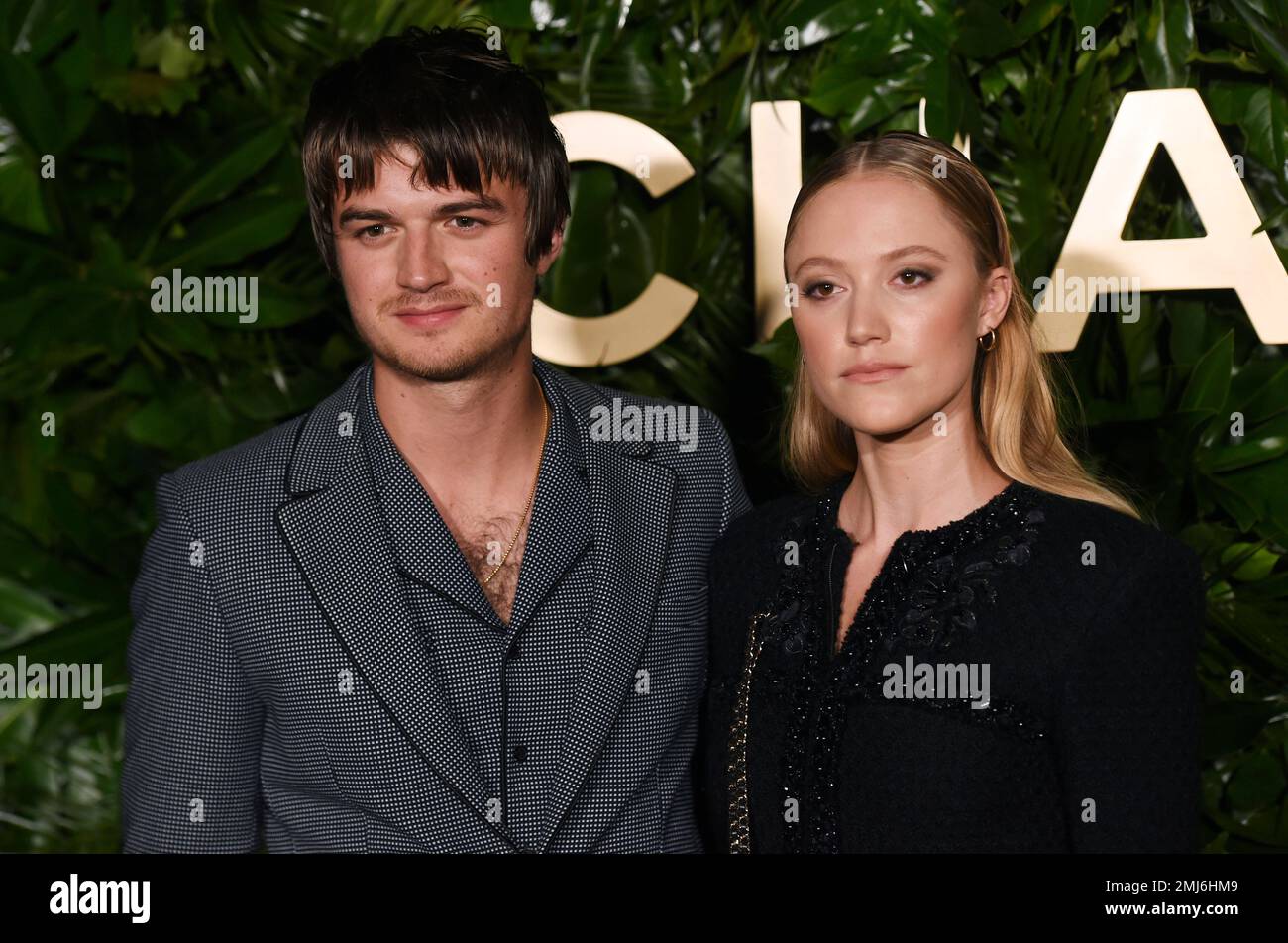 actor-joe-keery-left-and-actress-maika-monroe-pose-together-at-the