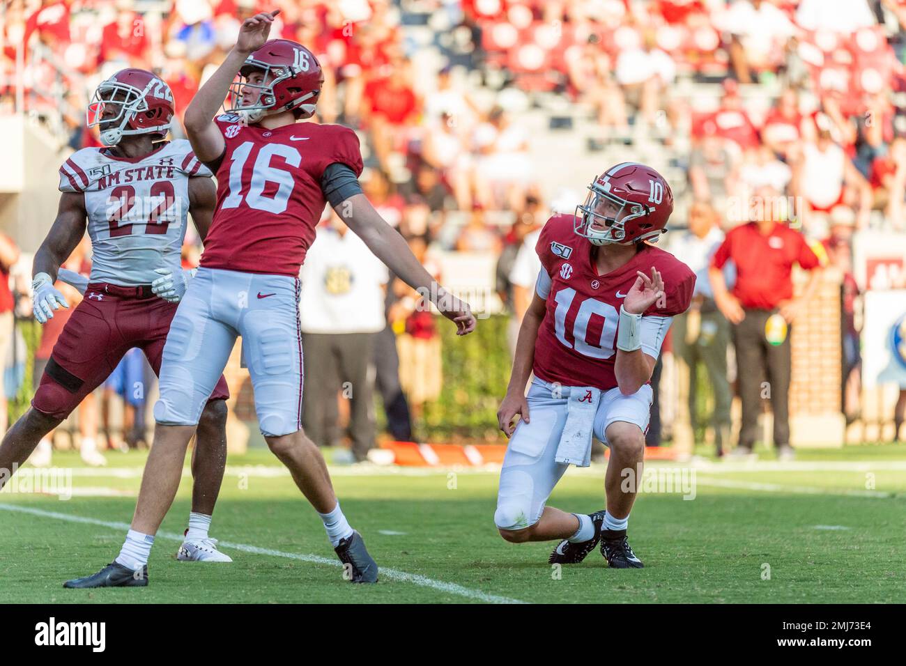 Alabama kicker Will Reichard (16) and Alabama quarterback Mac Jones (10