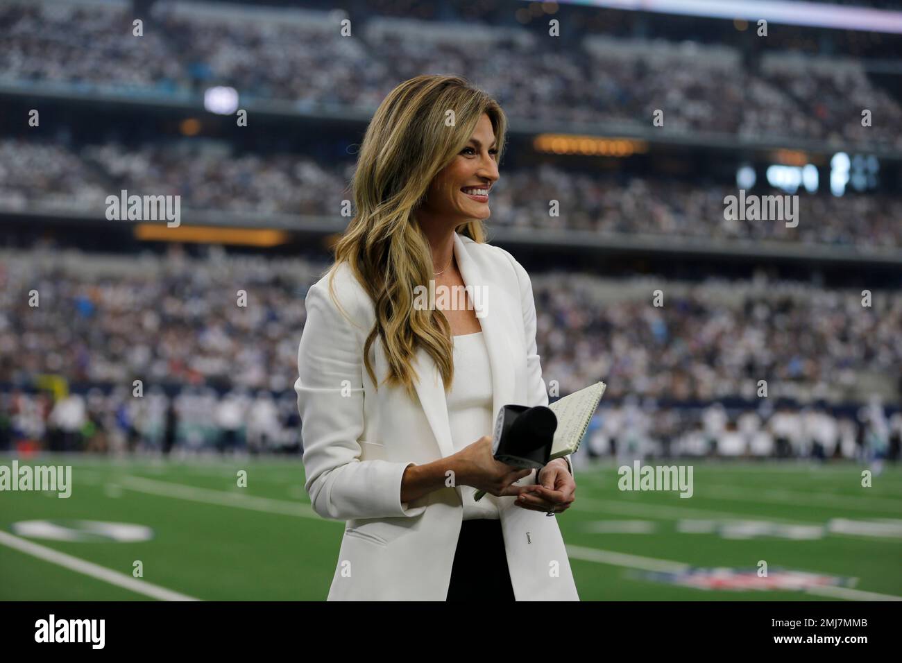 Arlington, Texas, USA. 08th Sep, 2019. Sep 08, 2019: Fox NFL sideline  analyst Erin Andrews on the field before an NFL game between the New York  Giants and the Dallas Cowboys at