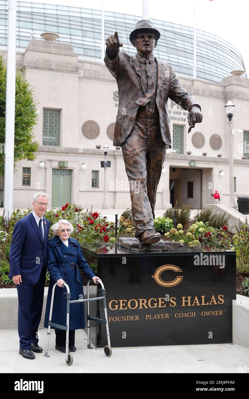 Bears to unveil statues of Walter Payton, George Halas outside stadium