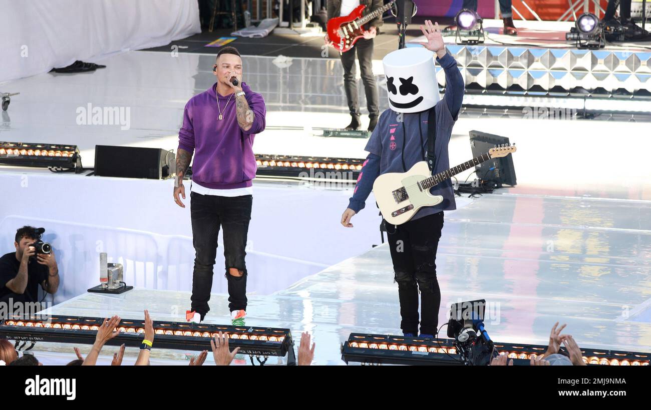 Singersongwriter Kane Brown and DJ Marshmello perform on ABC's "Good