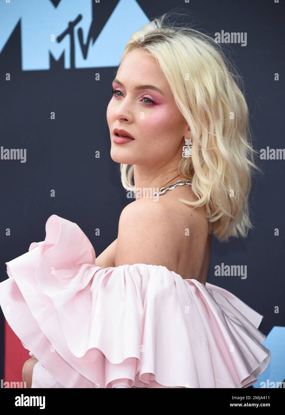 Zara Larsson arrives at the MTV Video Music Awards at the Prudential ...