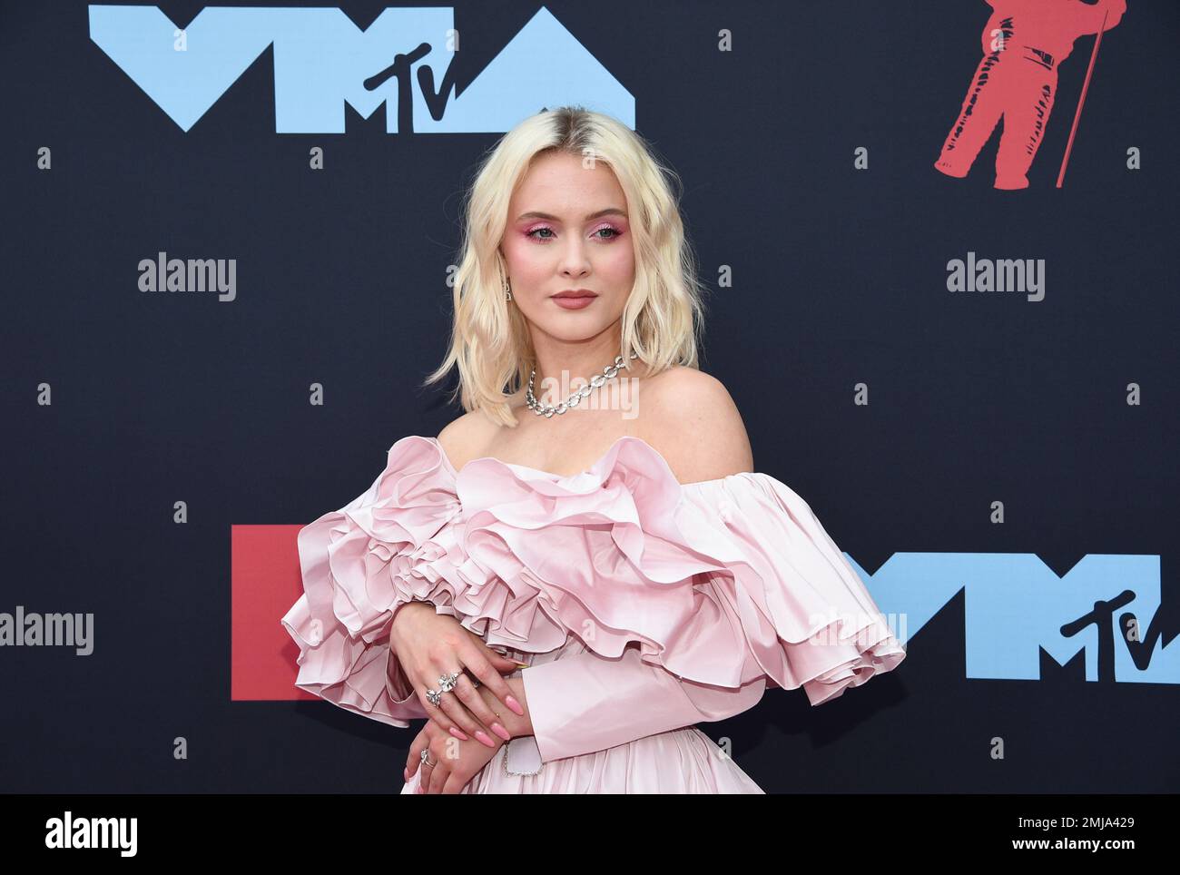 Zara Larsson arrives at the MTV Video Music Awards at the Prudential ...