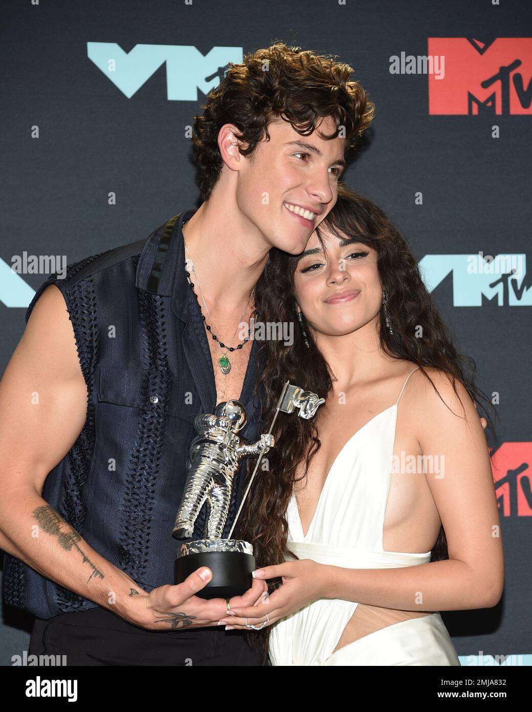 Shawn Mendes, left, and Camila Cabello pose in the press room with the(01)