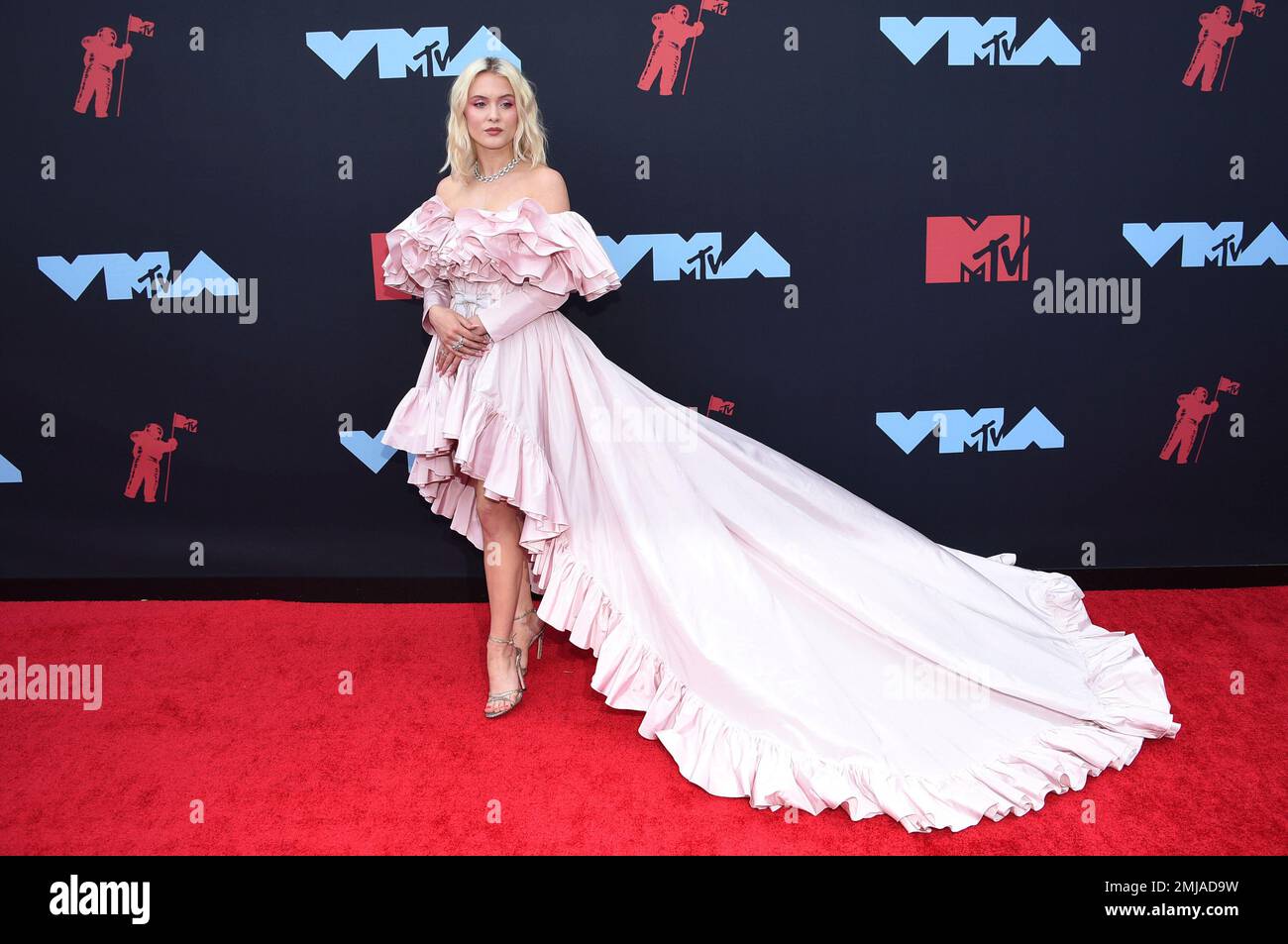 Zara Larsson arrives at the MTV Video Music Awards at the Prudential ...