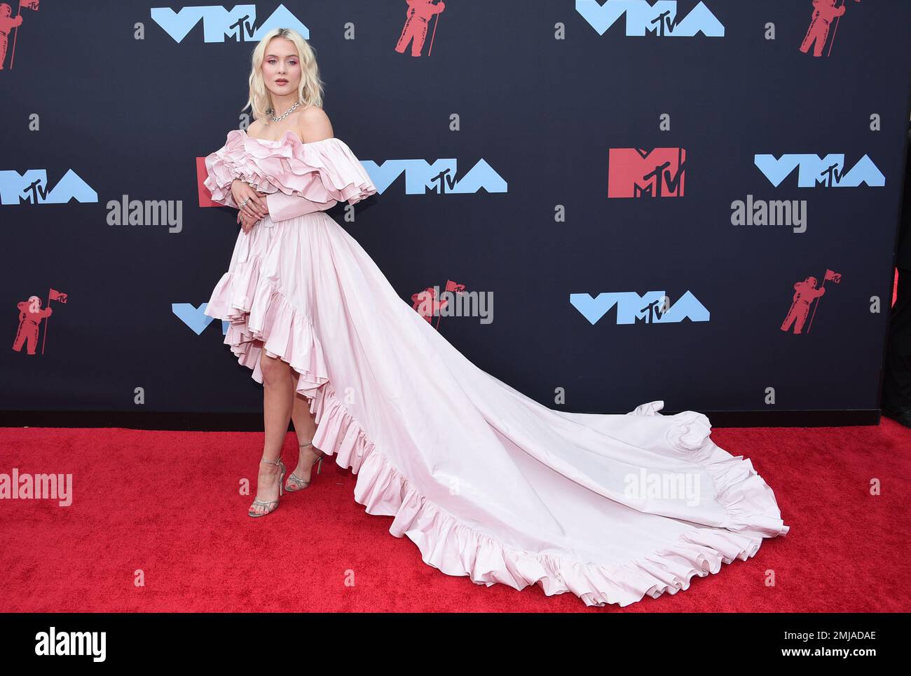 Zara Larsson arrives at the MTV Video Music Awards at the Prudential ...