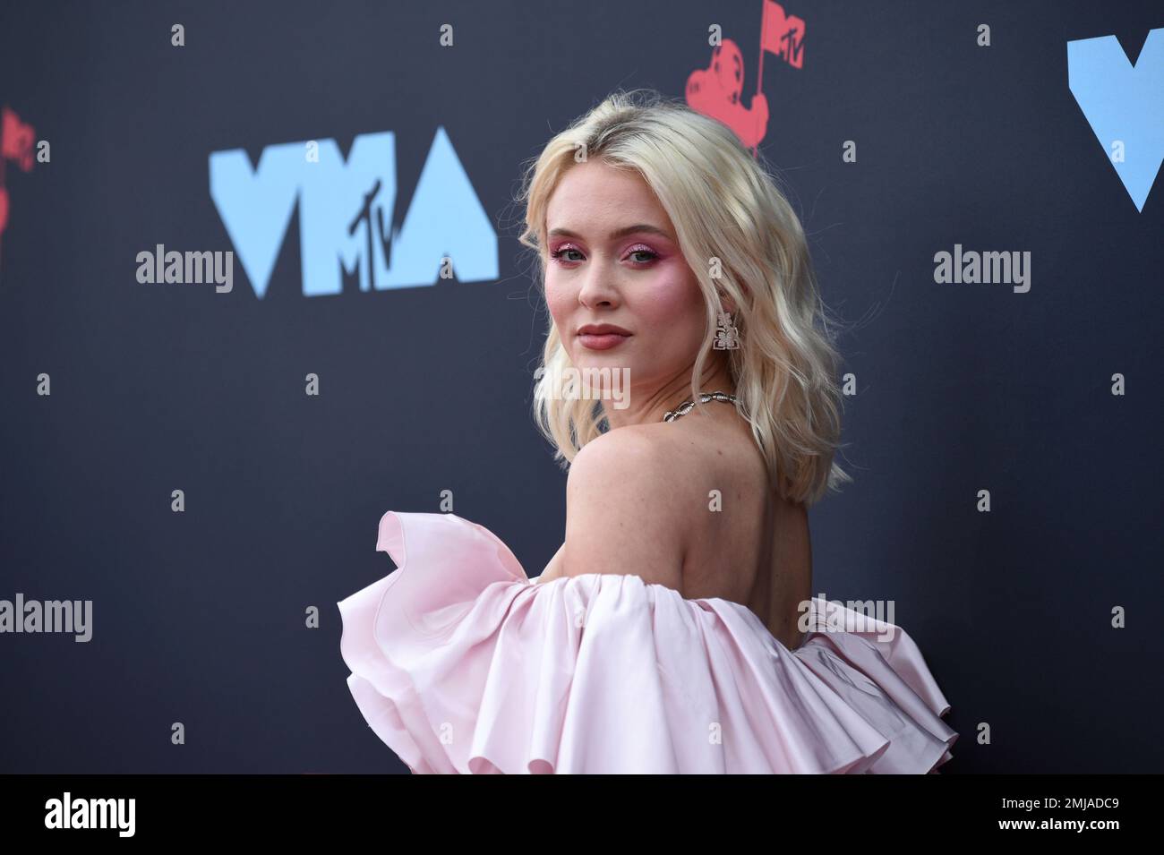 Zara Larsson arrives at the MTV Video Music Awards at the Prudential ...