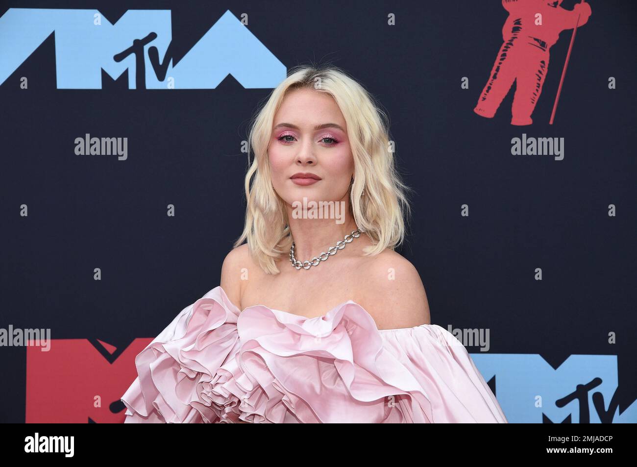 Zara Larsson arrives at the MTV Video Music Awards at the Prudential ...
