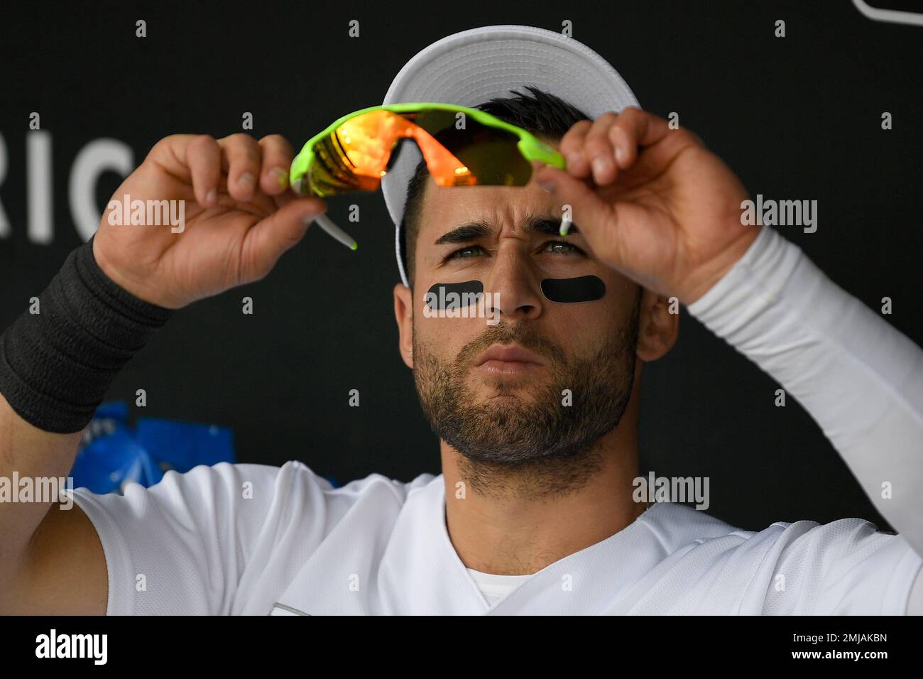 Tampa Bay Rays' Kevin Kiermaier puts on his sunglasses before a