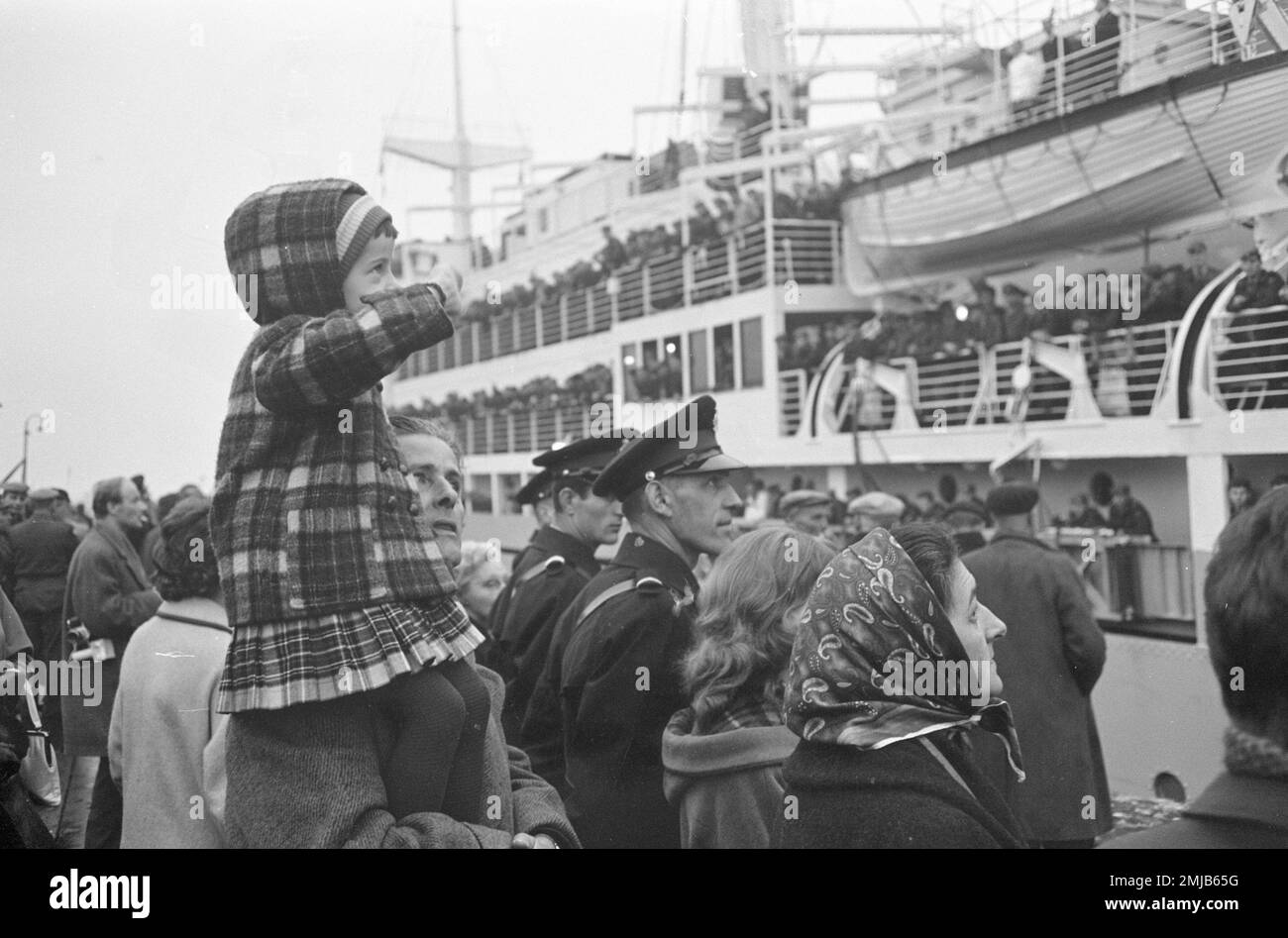 Netherland History: Dutch soldiers board the Southern Cross to leave for New Guinea, waving goodbye to family and acquaintances; Date: April 19, 1962 Stock Photo