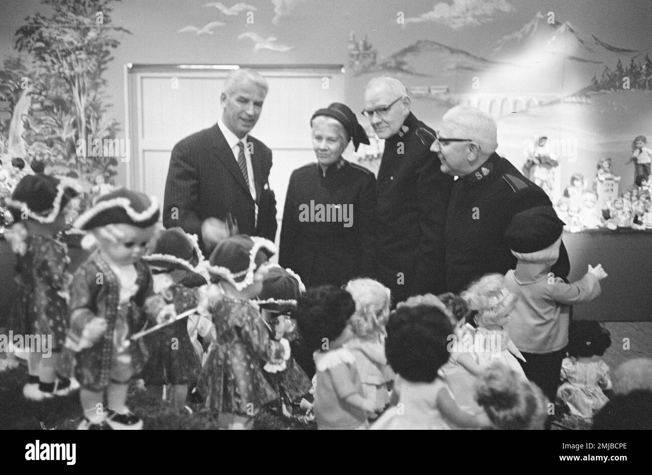 Netherland History: 75 years Albert Heijn Supermarket Chain (Netherlands) - Miss Crok with dolls; Date: May 28, 1962 Stock Photo