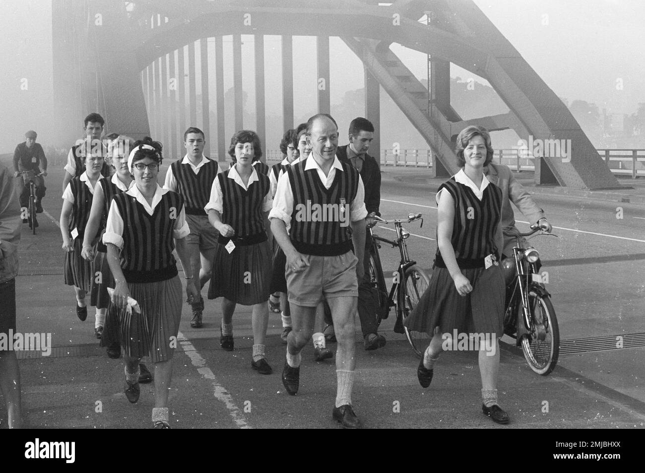 Netherlands History: Four Days Marches in Nijmegen, the runners cross the Waal Bridge; Date: July 24, 1962 Stock Photo