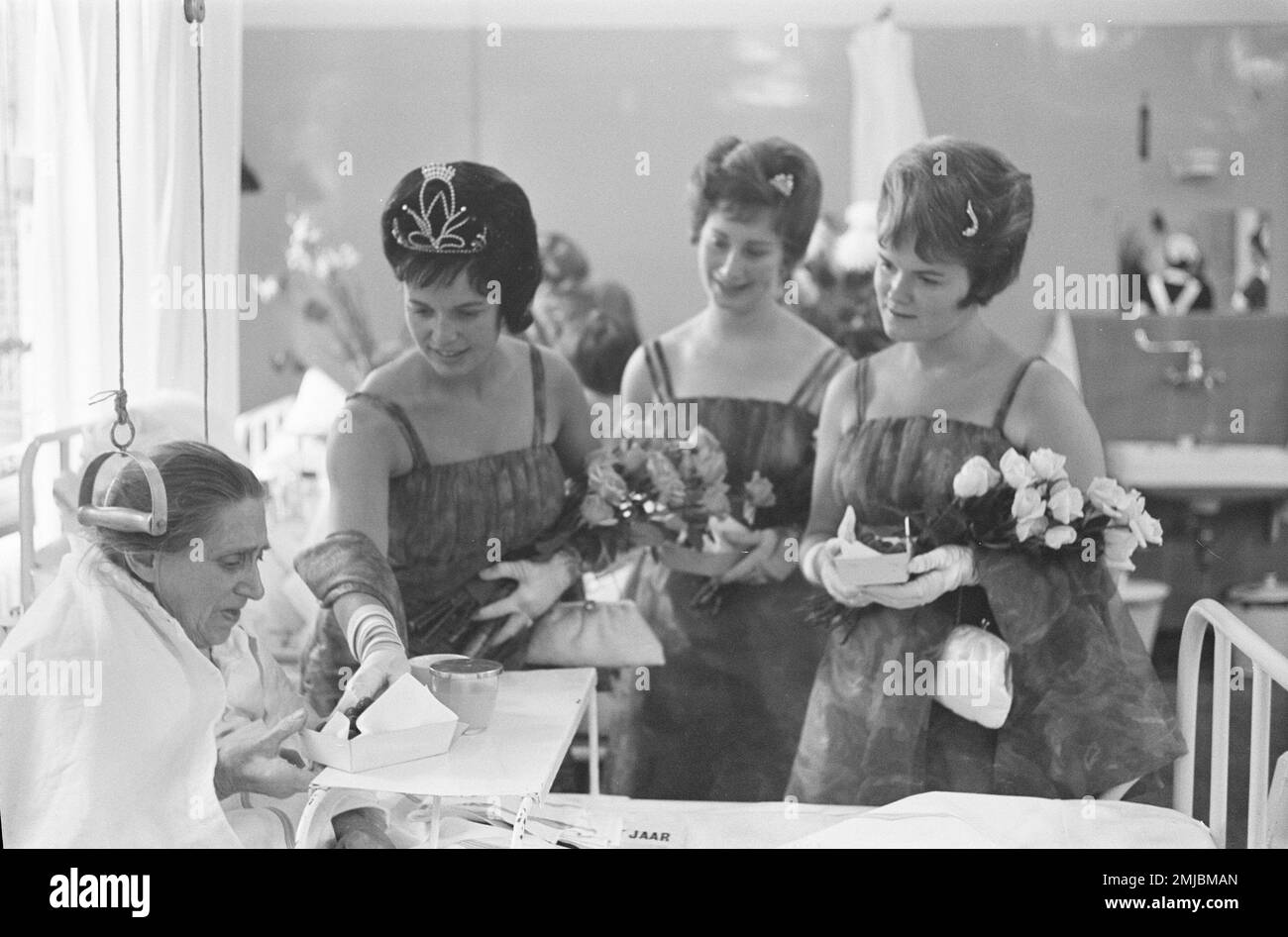 Netherlands History: Westland Grape Princess visits patients at Wilhelmina Gasthuis hospital in Amsterdam; Date: August 27, 1962 Stock Photo