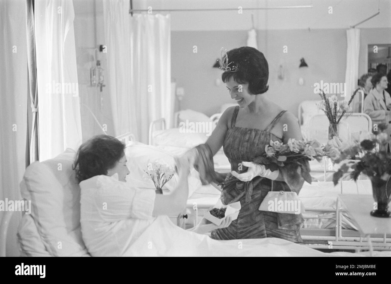 Netherlands History: Westland Grape Princess visits patients at Wilhelmina Gasthuis hospital in Amsterdam; Date: August 27, 1962 Stock Photo