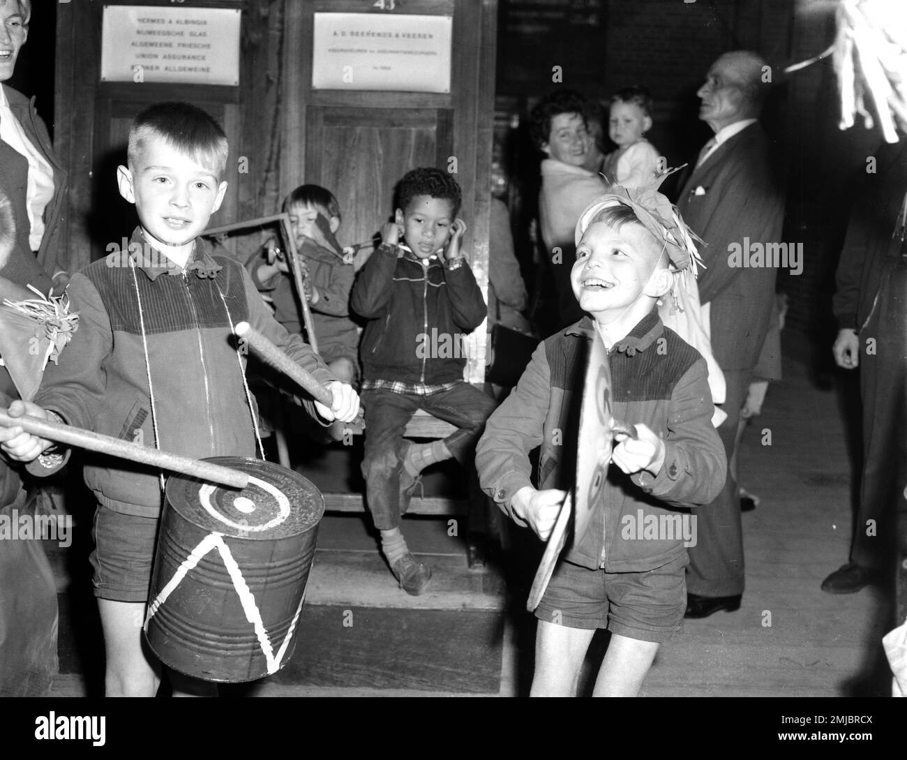 Netherlands History: Children's Drum festival (children having fun) in the Amsterdam Stock Exchange; Date: September 30, 1962 Stock Photo