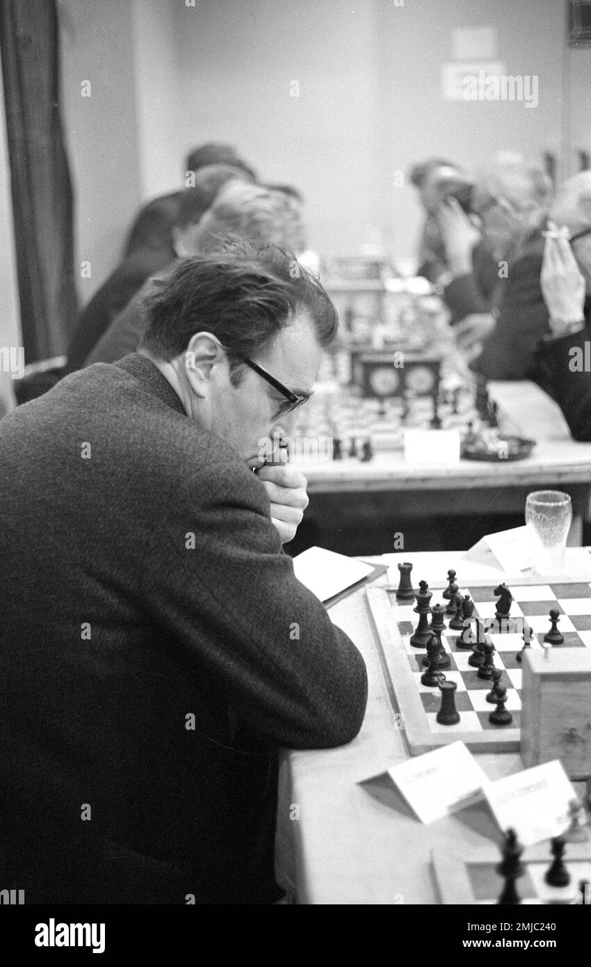 Fourth Round Block Furniture Chess Tournament. Godfried Bomans Date: 14  January 1962 Keywords: chess players Personname: Bomans, Godfried  Institution name: Hoogovenschaaktournooi Stock Photo - Alamy