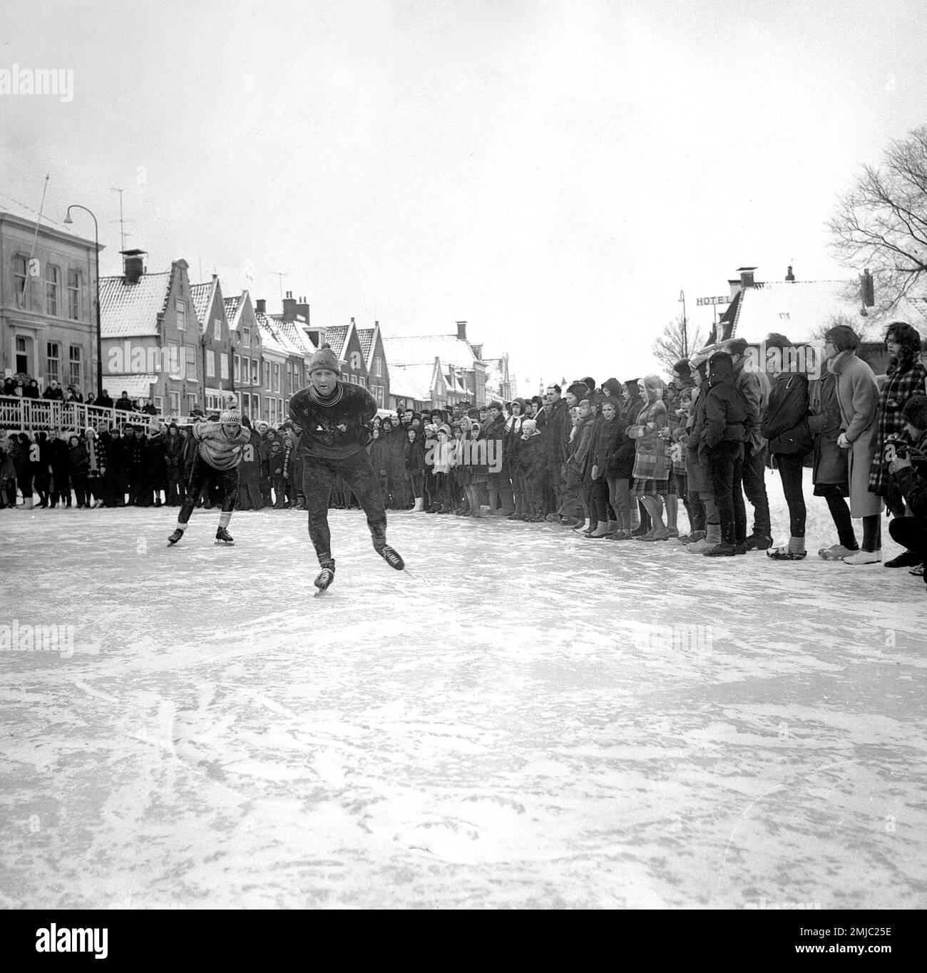 Netherlands History: In action; Anton Verhoeven (front) and Jan Uitham near Harlingen, skating in the Elfstedentocht, a long-distance tour skating event; Date: January 18, 1963 Stock Photo