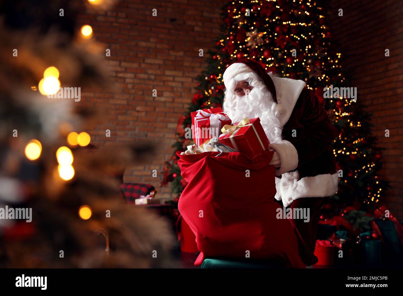 Santa claus gloves hi-res stock photography and images - Page 11 - Alamy