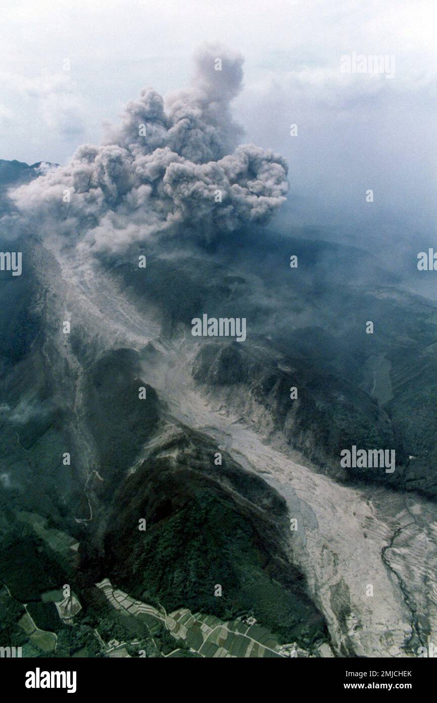 Mount Unzen spews out a massive flow of hot gas, ash and molten rocks