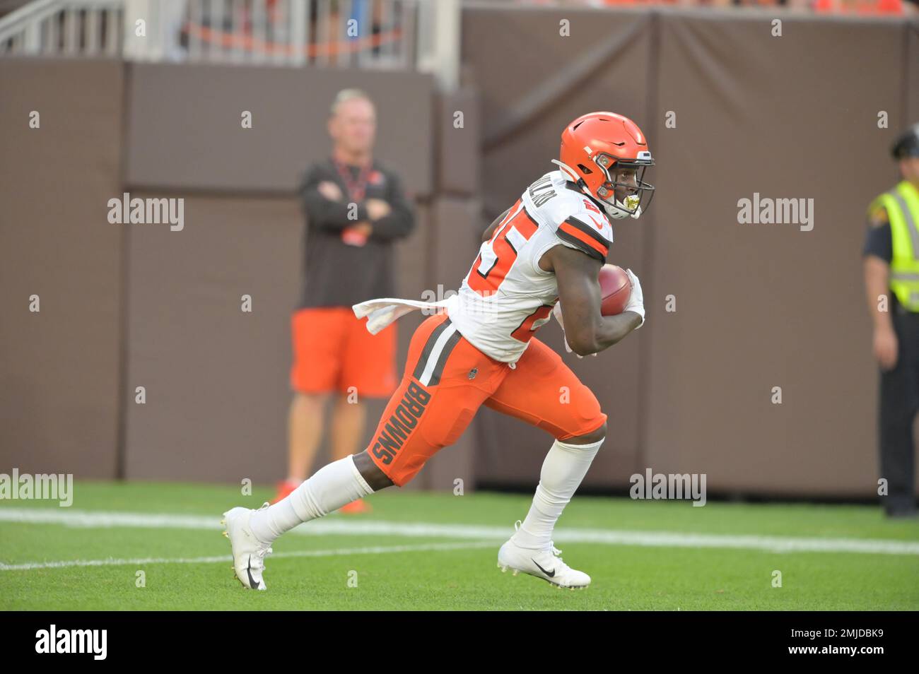 Cleveland Browns running back Dontrell Hilliard returns a kickoff during an  NFL preseason football game against the Washington Redskins, Thursday, Aug.  8, 2019, in Cleveland. Cleveland won 30-10. (AP Photo/David Richard Stock