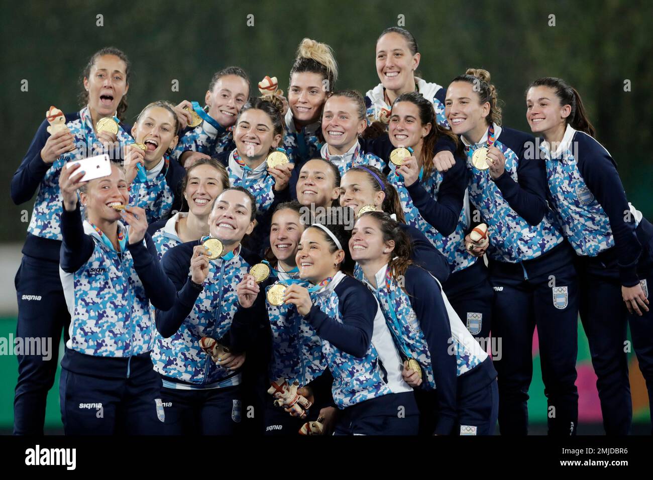 The Argentina women's field hockey team celebrates with th…