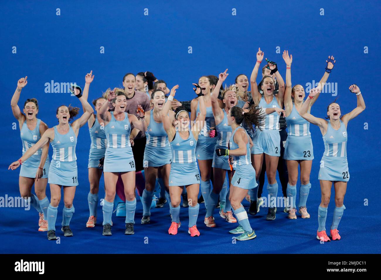 The Argentina women's field hockey team celebrates defeati…