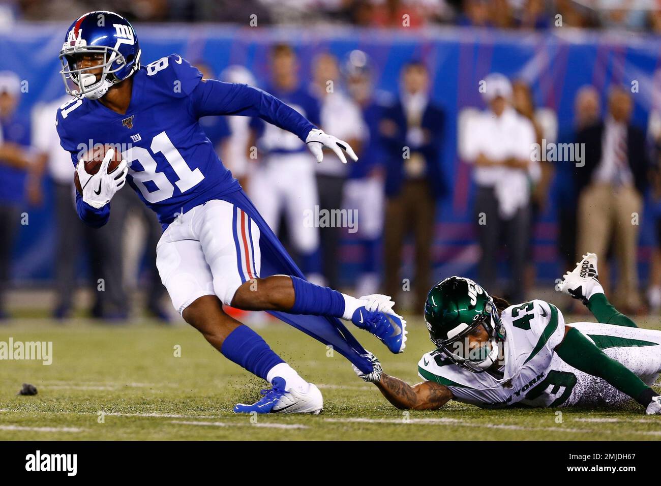 New York Giants' Russell Shepard (81) breaks a tackle by New York