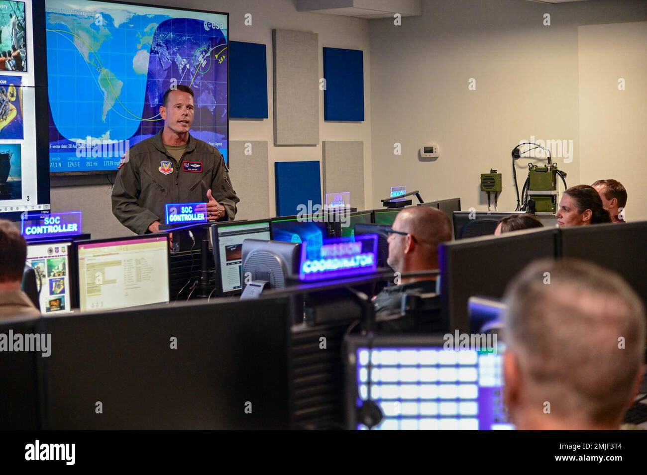 https://c8.alamy.com/comp/2MJF3T4/220828-f-bl637-1078-patrick-space-force-base-fl-aug-28-2022-air-force-lt-col-nick-pettit-assigned-to-first-air-force-detachment-three-speaks-to-army-gen-james-dickinson-us-space-command-commander-and-space-force-lt-gen-john-shaw-us-space-command-deputy-commander-during-a-usspacecom-leadership-visit-to-patrick-space-force-base-det-3-under-the-direction-of-usspacecom-is-the-dods-manager-for-human-space-flight-support-operations-for-nasas-crewed-space-flight-missions-2MJF3T4.jpg