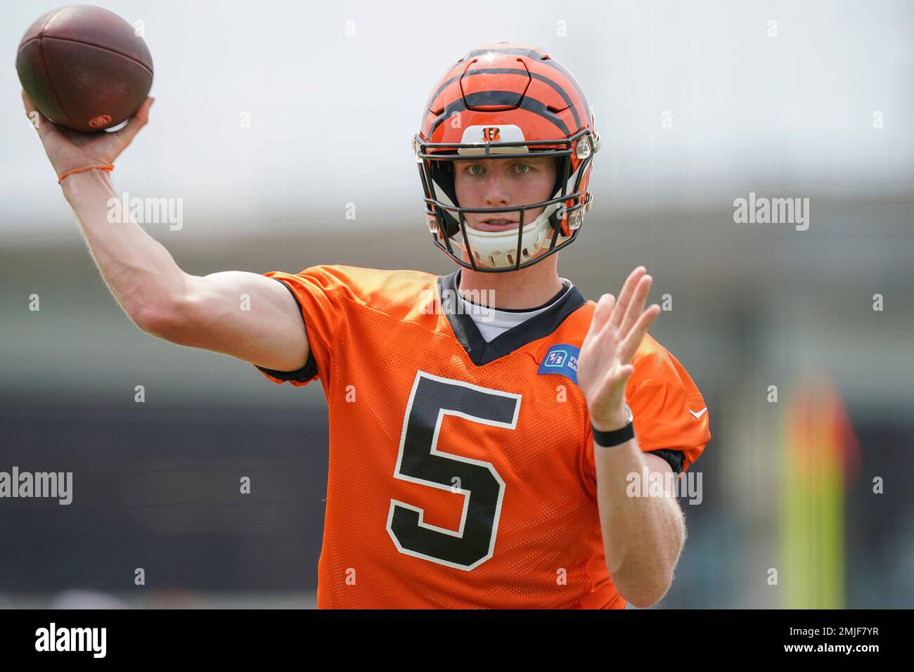 Cincinnati Bengals quarterback Ryan Finley (5) throws a pass during NFL  football training camp, Monday, July 29, 2019, in Cincinnati. (AP  Photo/Bryan Woolston Stock Photo - Alamy