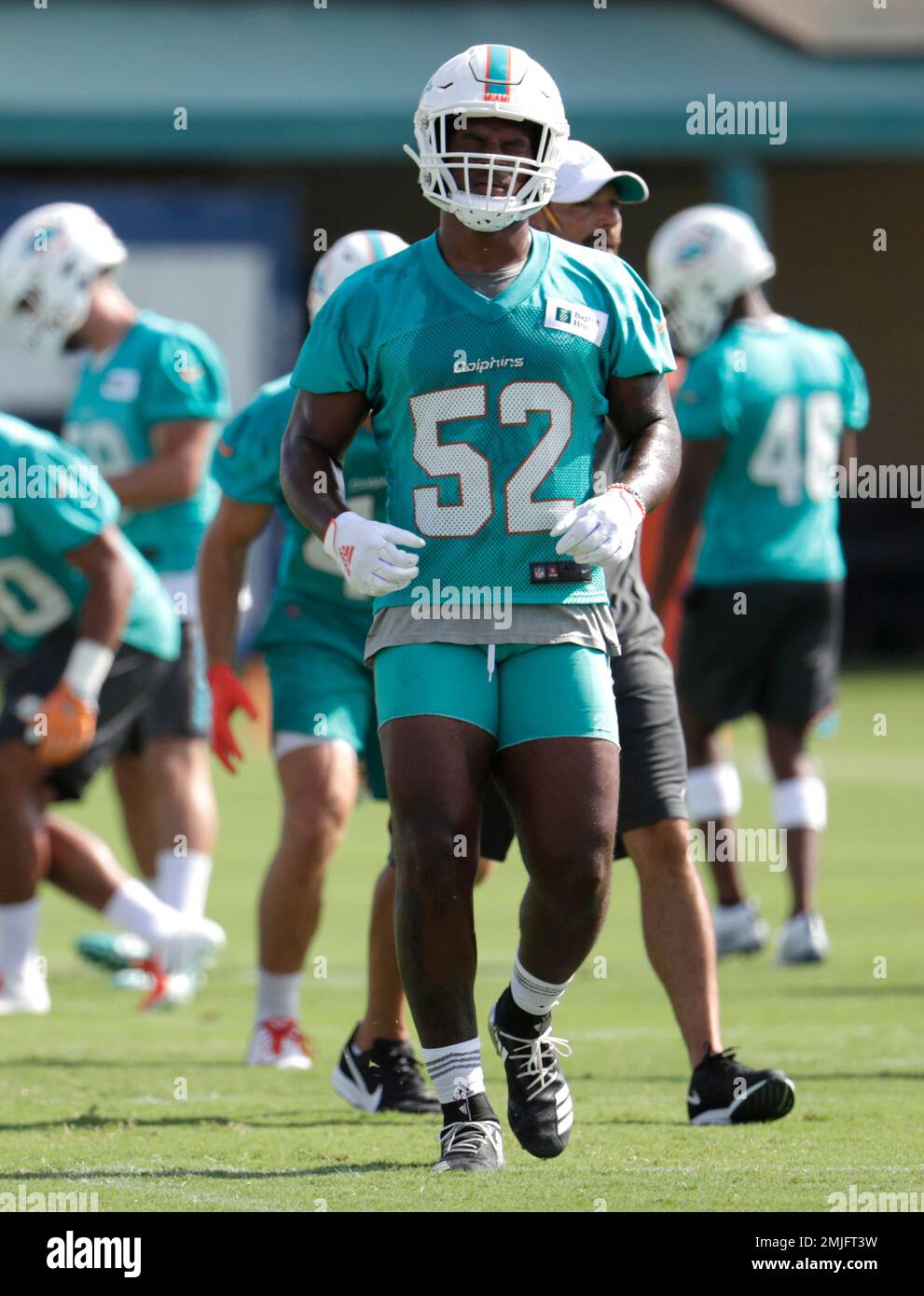 Miami Dolphins middle linebacker Raekwon McMillan (52) lines up