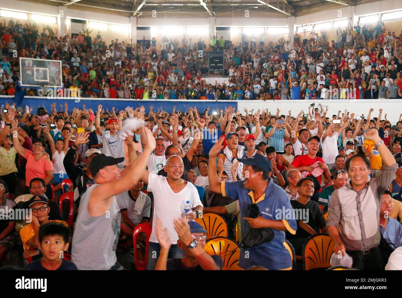 Filipinos cheer at the announcement of Philippines' Manny Pacquiao ...