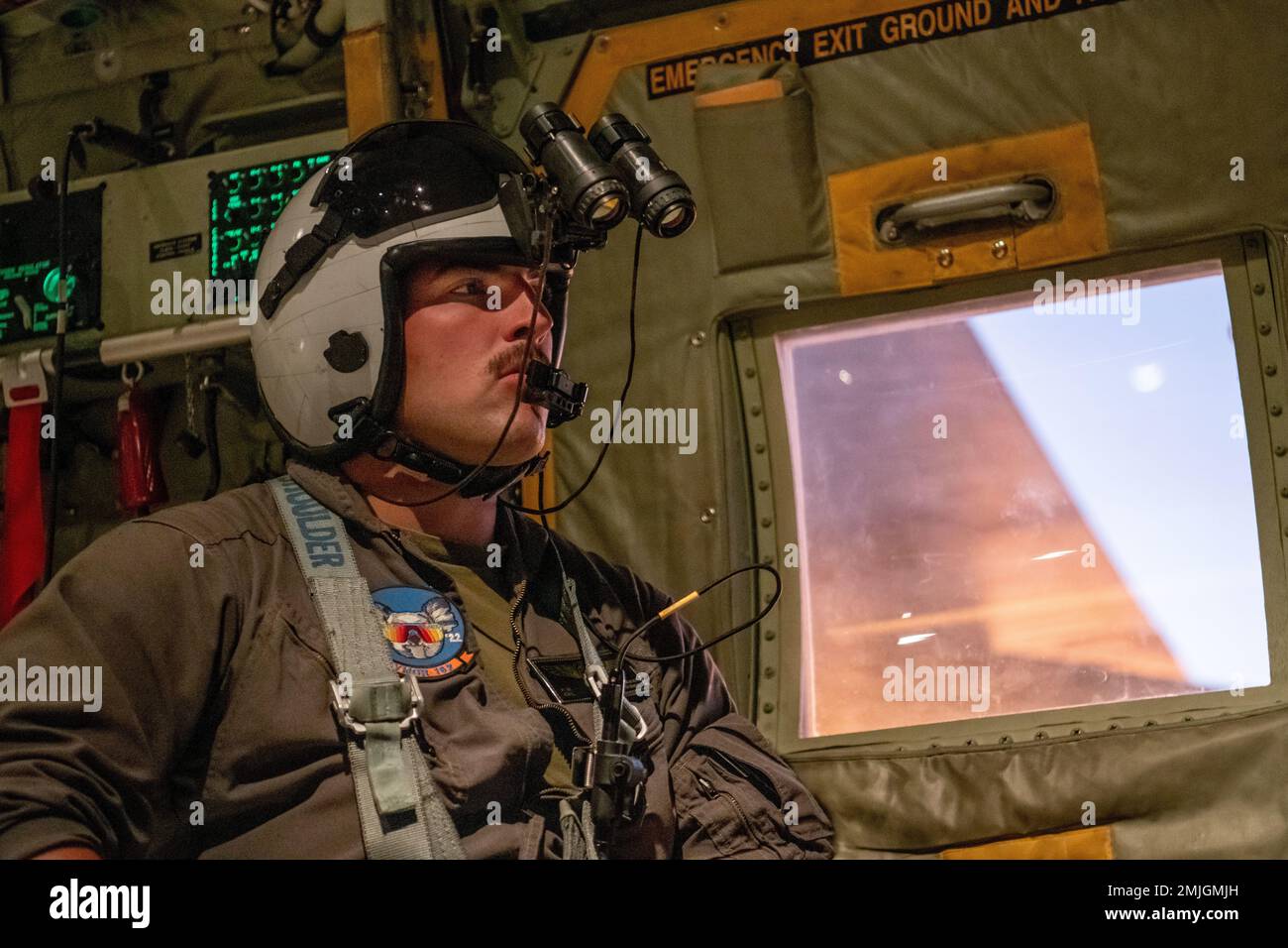 U.S. Marine Corps Cpl. Paul Keane, a loadmaster with Marine Aerial Refueler Transport Squadron 152, looks out the back of the aircraft above Northern Territory, Australia, Aug. 29, 2022.    Exercise Pitch Black is the Royal Australian Air Force’s largest and most complex Large Force Employment exercise. Pitch Black 2022 is being conducted at RAAF Bases Darwin, Tindal, and Amberley from 19 August to 8 September 2022. This Year’s exercise will host up to 2500 personnel and around 100 aircraft from 17 participating nations from around the globe.    Activities such as Exercise Pitch Black recogniz Stock Photo