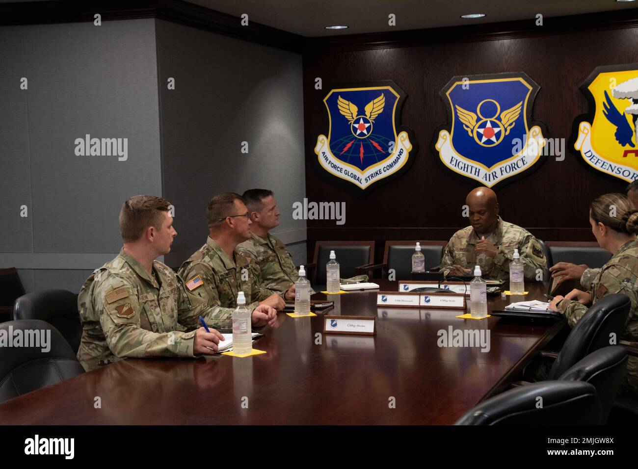 U.S. Air Force Senior Enlisted Advisor Tony L. Whitehead, the senior enlisted advisor to the chief of the National Guard Bureau, discusses with leadership at Whiteman Air Force Base, Missouri, Aug. 30, 2022. Whitehead visited the base to learn how National Guard Soldiers and Airmen contribute to state and national mission success. Stock Photo