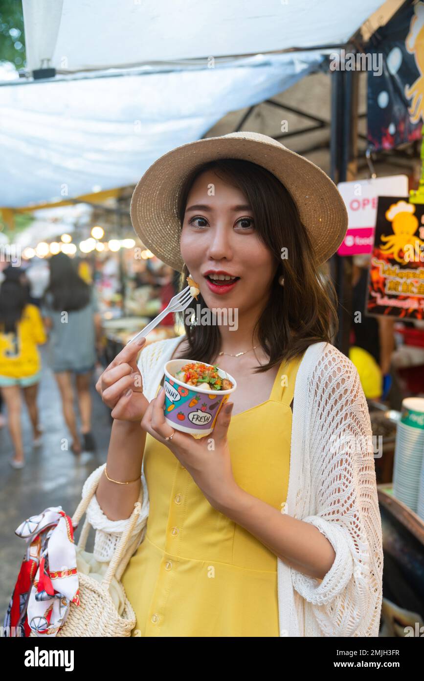 Young woman go shopping hi-res stock photography and images - Alamy