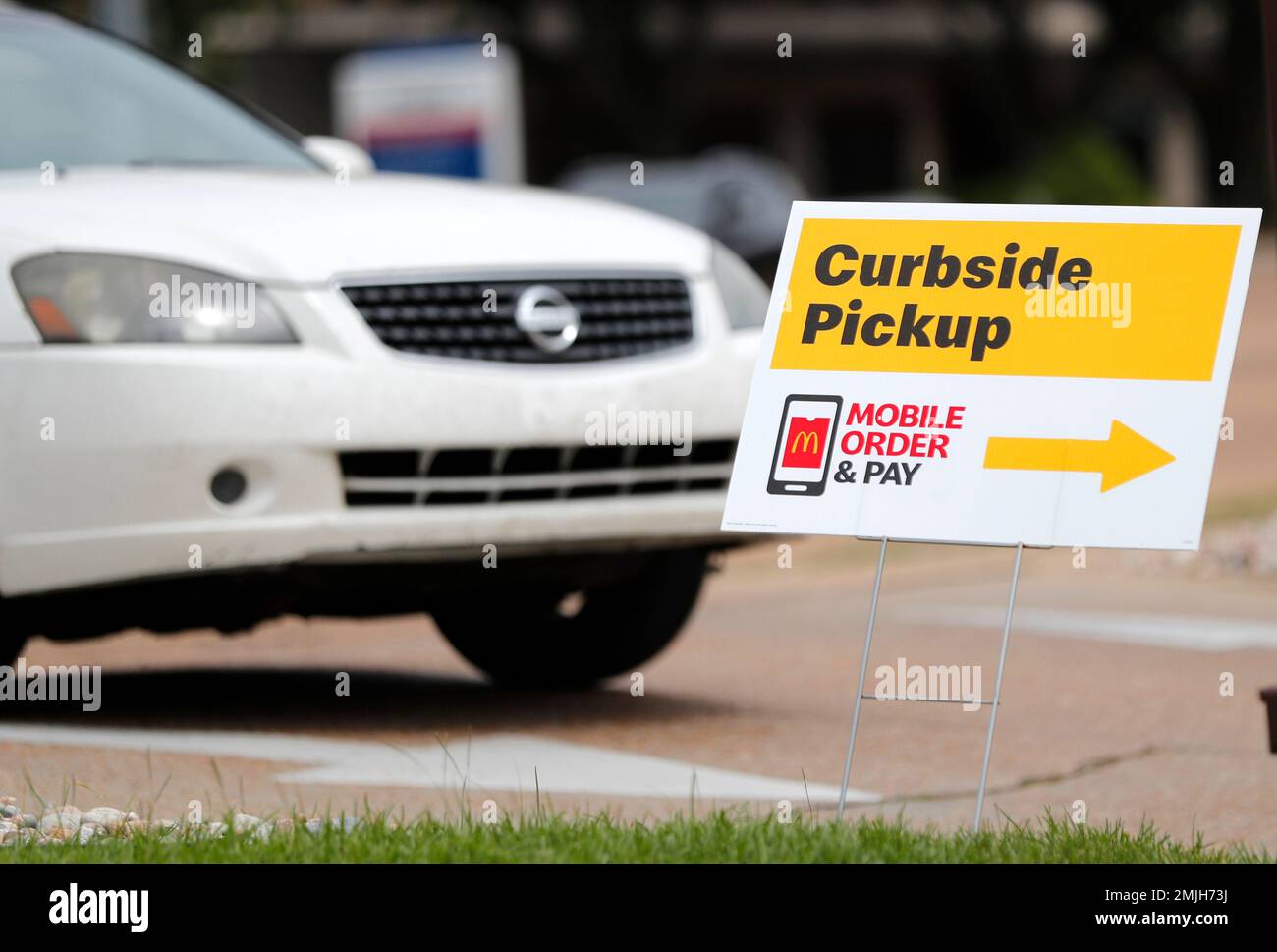 A customer pulls into a McDonald's restaurant in Jackson, Miss., Wednesday,  June 26, 2019, to take advantage of their curbside pickup. (AP  Photo/Rogelio V. Solis Stock Photo - Alamy