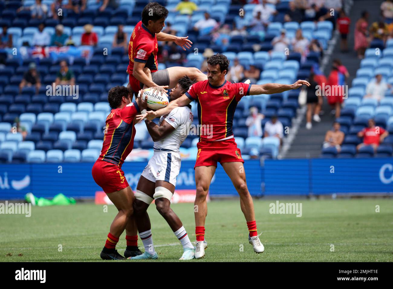 Sydney, Australia. 27th Jan 2023. Aaron Cummings of USA catches the loose ball from the line out during the 2023 Sydney Sevens match between USA and Spain at Allianz Stadium on January 27, 2023 in Sydney, Australia Credit: IOIO IMAGES/Alamy Live News Stock Photo