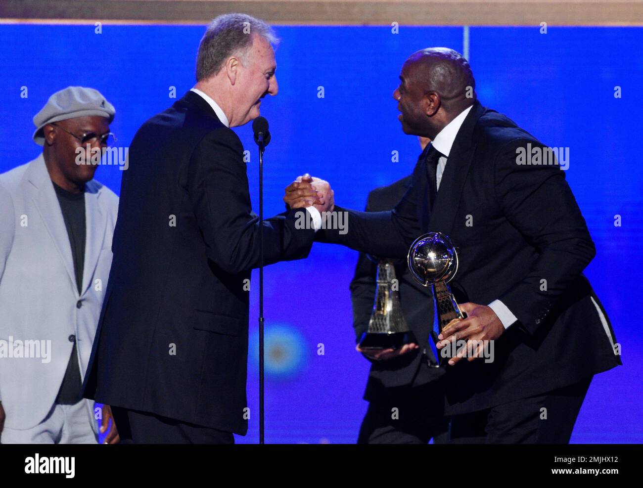 Larry Bird, left, and Magic Johnson accept lifetime achievement awards