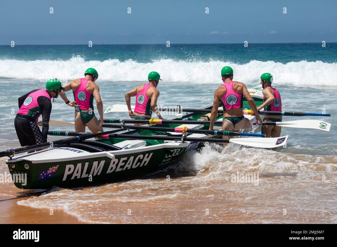 Palm Beach Sydney, traditional surfboat racing on Narrabeen Beach, Palm Beach mens team prepares for next carnival heat, surfboat premiership Aus Stock Photo