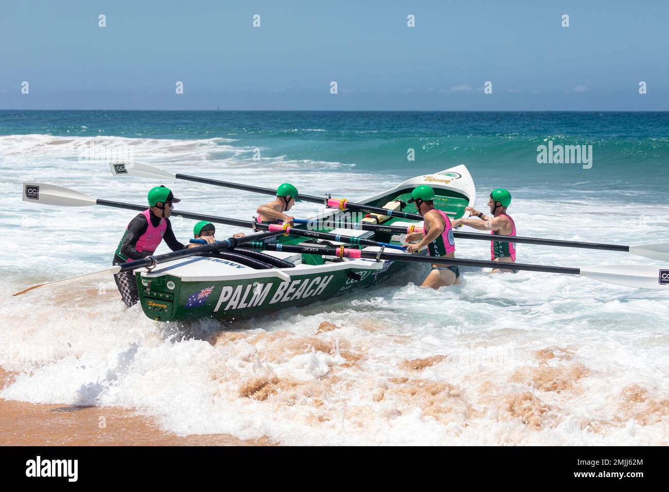 Palm Beach Sydney, traditional surfboat racing on Narrabeen Beach, Palm Beach mens team prepares for next carnival heat, surfboat premiership Aus Stock Photo