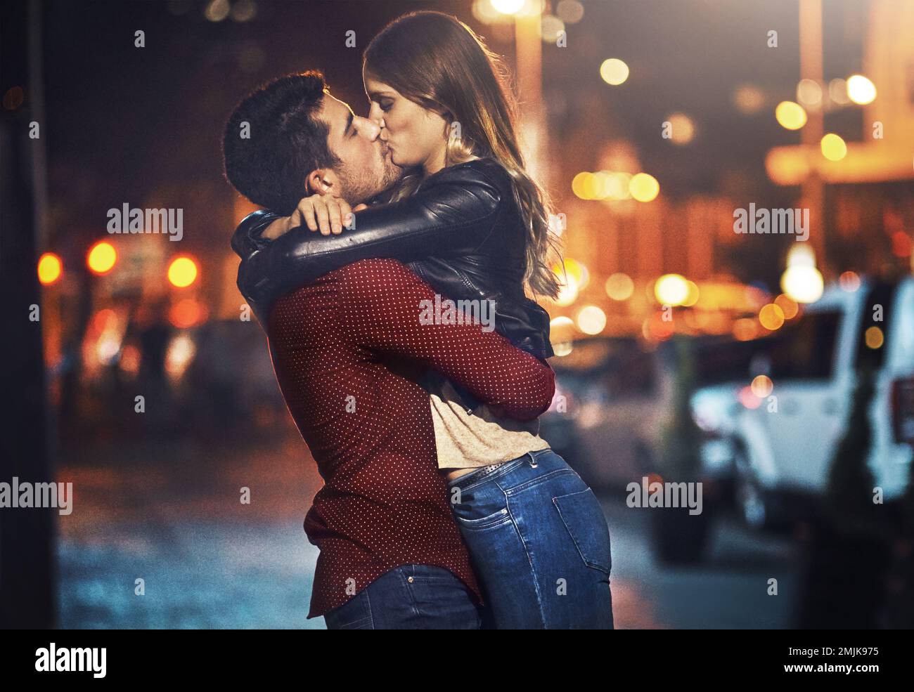 Romantic couple kissing night hi-res stock photography and images - Alamy