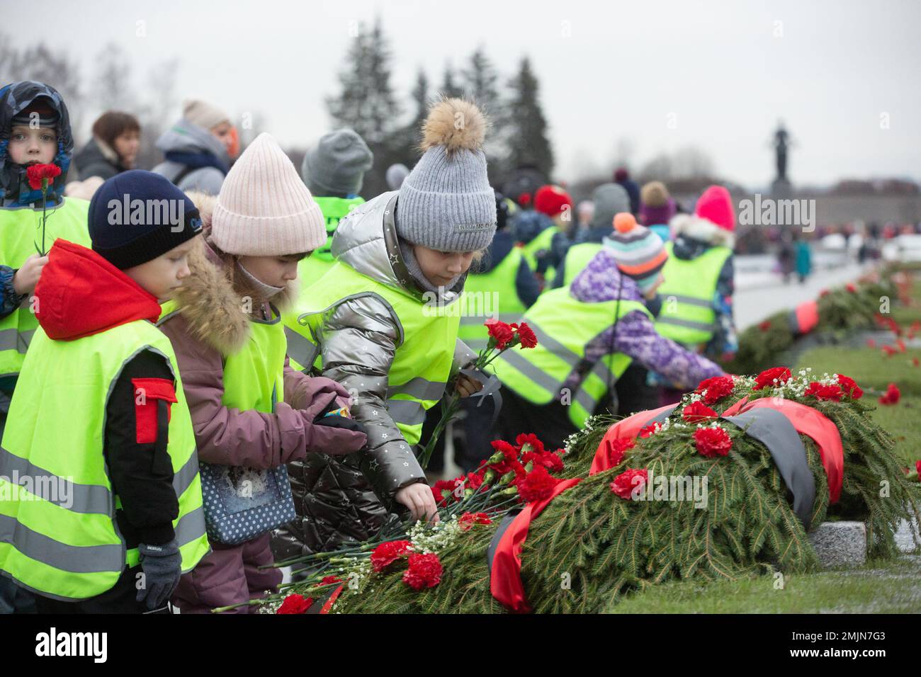 St. Petersburg, Nazi troops on Sept. 8. 27th Jan, 1944. Children lay flowers at a memorial activity in St. Petersburg, Russia, Jan. 27, 2023. Activities were held here to mark the 79th anniversary of ending the Nazi siege of Leningrad during World War II. Leningrad, known as St. Petersburg today, was besieged by the Nazi troops on Sept. 8, 1941 and the siege was lifted on Jan. 27, 1944. Credit: Irina Motina/Xinhua/Alamy Live News Stock Photo