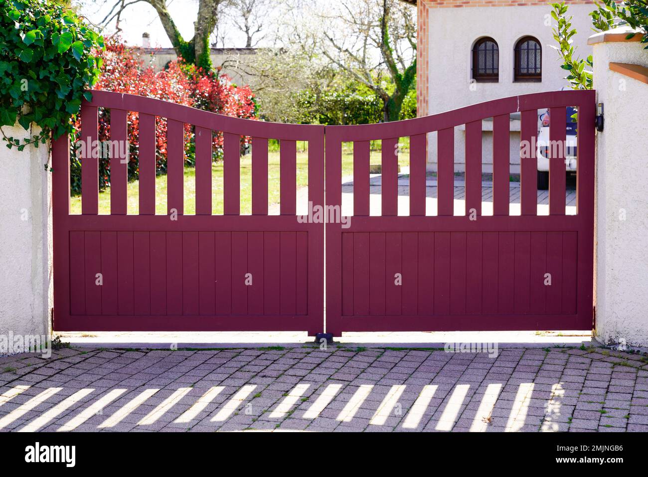 portal red metal aluminum gate of modern door house Stock Photo - Alamy
