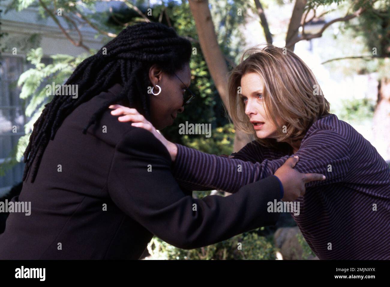 MICHELLE PFEIFFER and WHOOPI GOLDBERG in THE DEEP END OF THE OCEAN (1999), directed by ULU GROSBARD. Credit: MANDALAY ENTERTAIMENT / Album Stock Photo