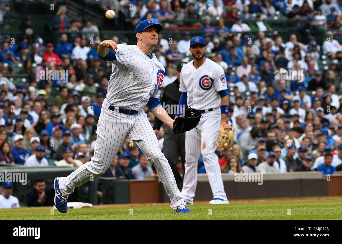 Chicago Cubs starting pitcher Kyle Hendricks (28) throws in the