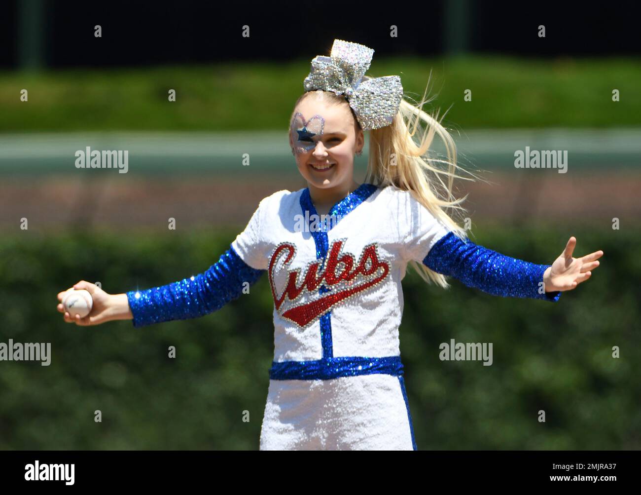 I THREW OUT A FIRST PITCH AT A CUBS GAME!! - JoJo Siwa 