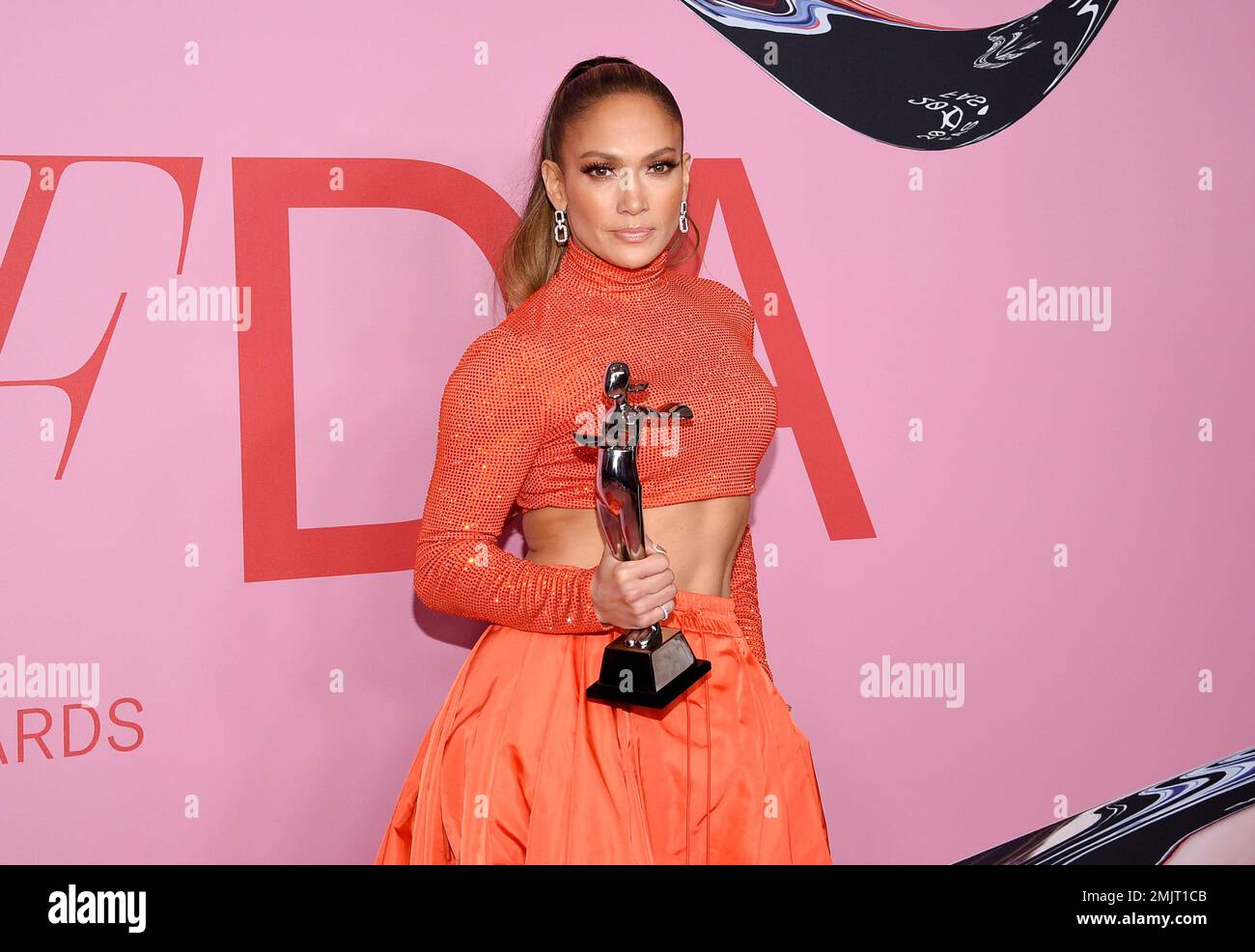 Fashion icon award honoree Jennifer Lopez attends the CFDA Fashion