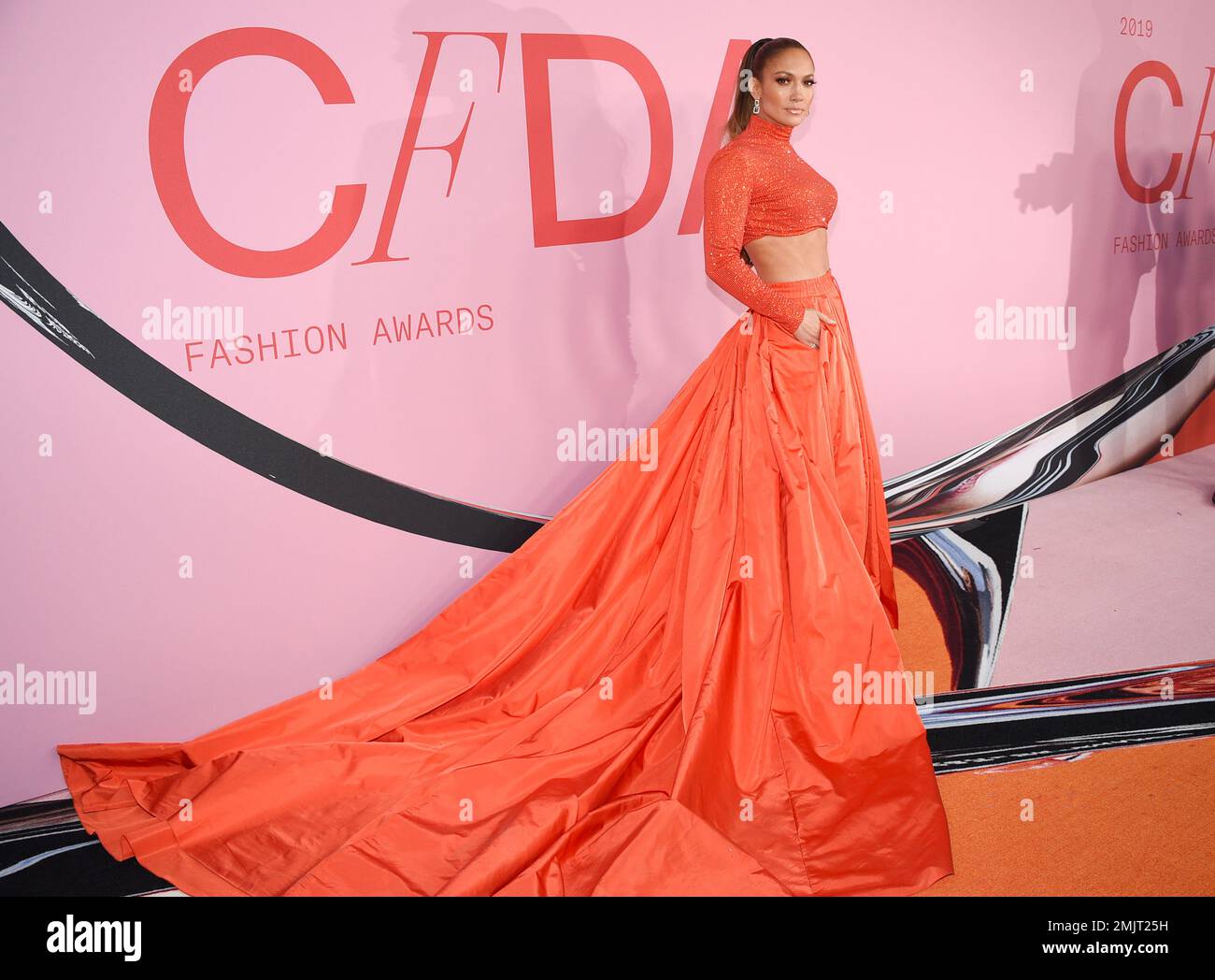 Fashion icon award honoree Jennifer Lopez attends the CFDA Fashion