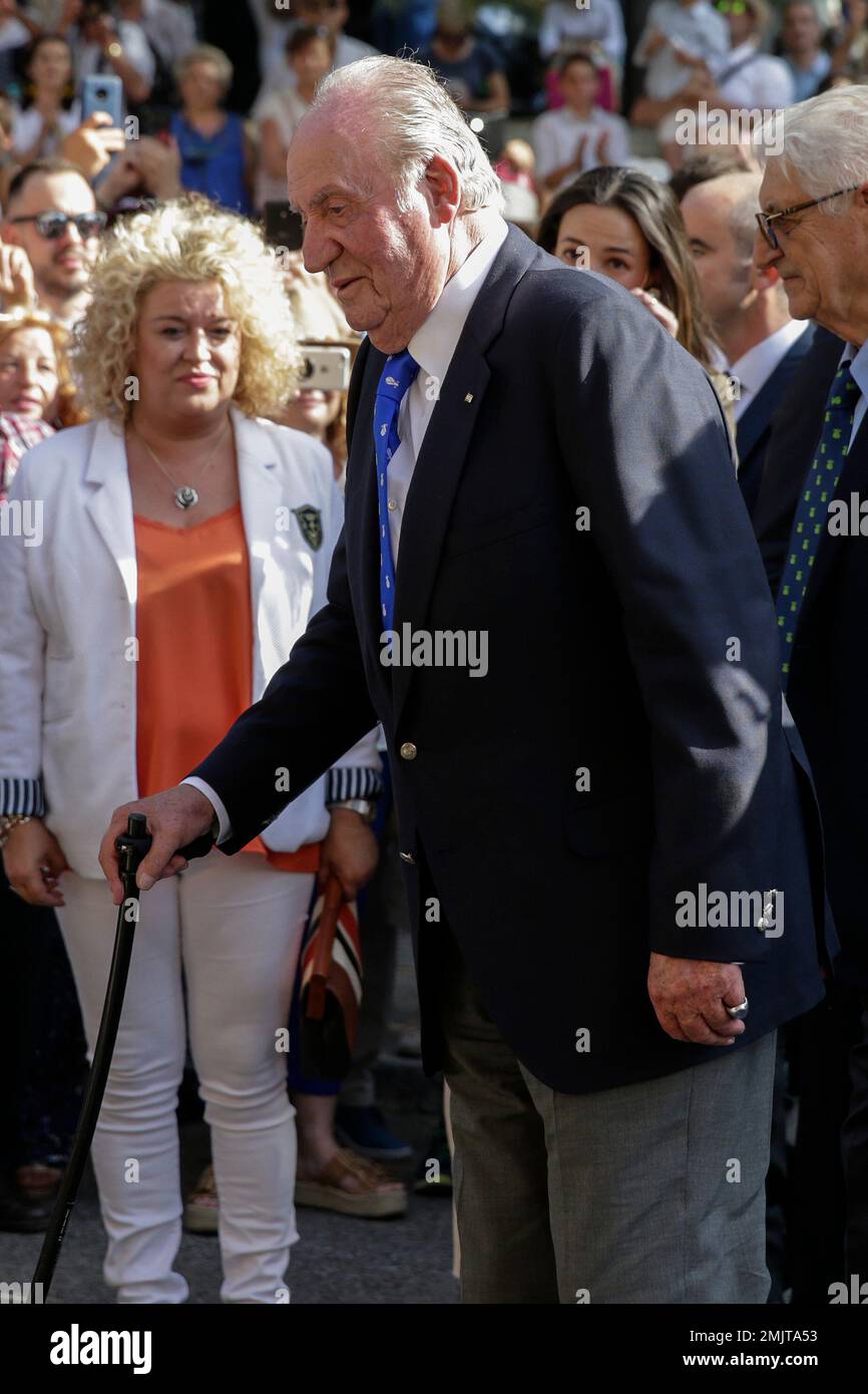 Spain's former King Juan Carlos arrives for a bullfight at the bullring(01)