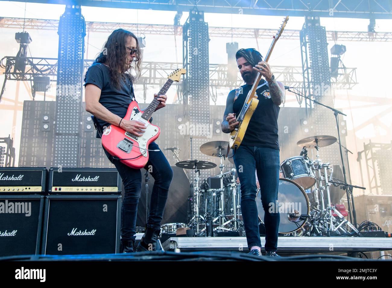 Armon Jay, left, and Chris Carrabba of Dashboard Confessional perform